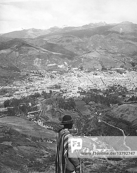 Quito  Ecuador: 1907 Blick nach Westen über Quito und die Anden.