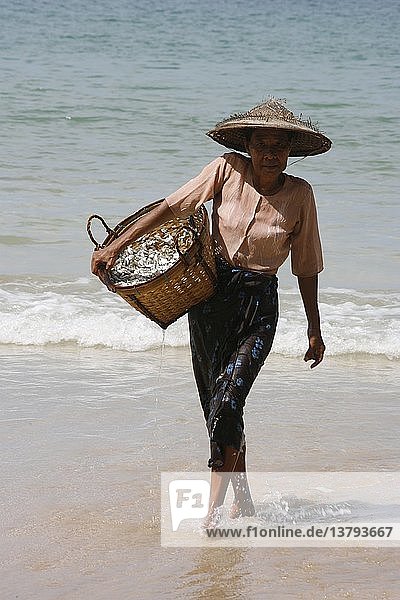 Frau trägt Fisch  Ngapali  Myanmar.