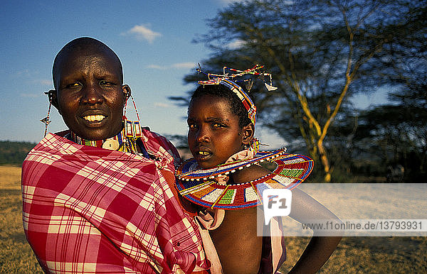 Maasai Frau Narygunkishon und Kind  Mädchen  Gunasai Masai Mara  Kenia