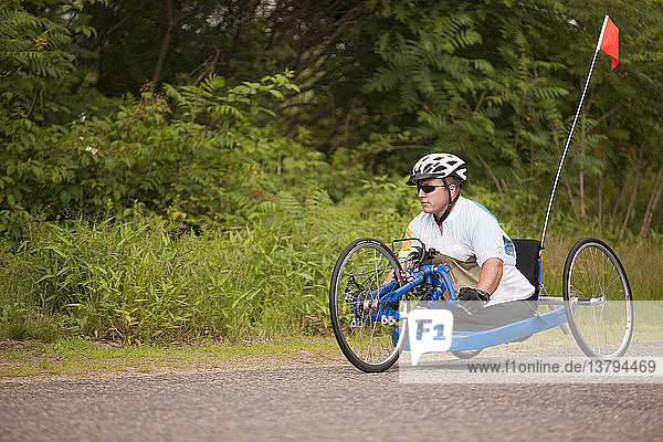 Ein behinderter Mann nimmt an einem Handbike-Rennen teil