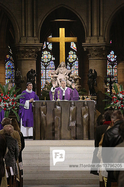Der Pariser Erzbischof Andrate Vingt-Trois bei der Messe in der Kathedrale Notre Dame. Eucharistiefeier