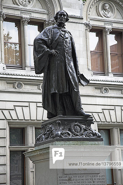 Statue des Schauspielers Henry Irving auf der Rückseite der National Portrait Gallery  London  England