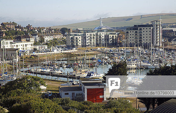 Blick über den Jachthafen und die Stadt  Newhaven  East Sussex  England