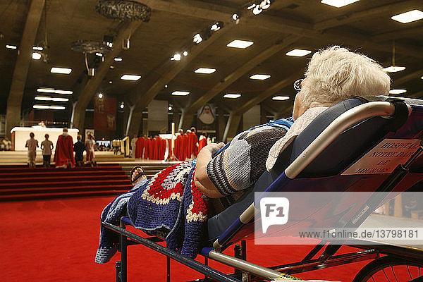Behinderte Frau in der Lourdes-Basilika