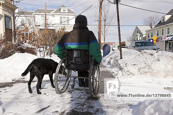 Frau mit Multipler Sklerose versucht  mit einem Diensthund zum Briefkasten zu gelangen