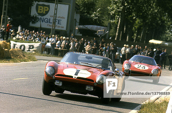 24-Stunden-Rennen von Le Mans  22. Juni 1964. Der Wagen Nr. 1  Pierre Noblet/Edgar Berney  Iso Grifo A3C Chevrolet  wurde 14. und der Wagen Nr. 23  Pierre Dumay/Gerard Langlois von Ophem  Ferrari 250 LM  wurde 16.