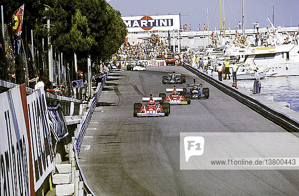 Auf dem Quai Albert 1er verfolgt Jean-Pierre Jarier im Shadow-Cosworth den Ferrari 312 Nr. 11 von Clay Regazzoni und den Ferrari 312 Nr. 12 von Niki Lauda. GP von Monaco  26. Mai 1974.