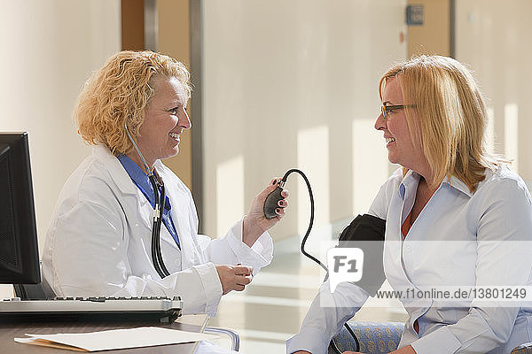Female doctor measuring a patient´s blood pressure