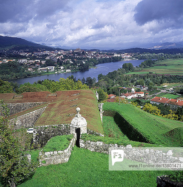 Blick über den Fluss Minho nach Spanien von der Festungsstadt Valenca do Minho  Portugal