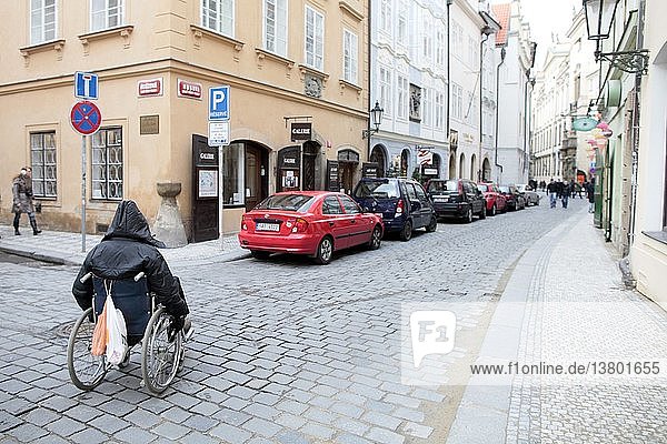 Behinderte Person in einem Rollstuhl  Prag  Tschechische Republik.