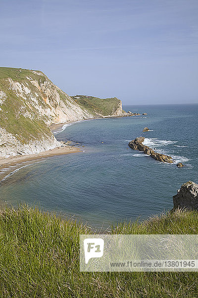 Eine Reihe von Kalksteinstümpfen durchquert die Man O War Bay an der Juraküste in der Nähe von Lulworth Cove  Dorset  England