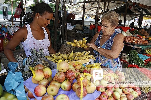 Frau kauft Obst auf dem Markt von Santo Amaro.