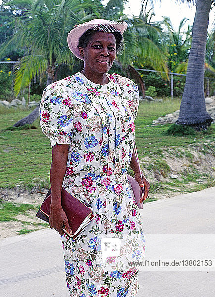 Jamaikanische Frauen in Kirchenkleidung  Cayman Brac  Cayman-Inseln  Britisch-Westindien