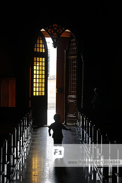 Laufendes Kind in der Basilika di Santa Maria della Coltura  Parabita  Apulien