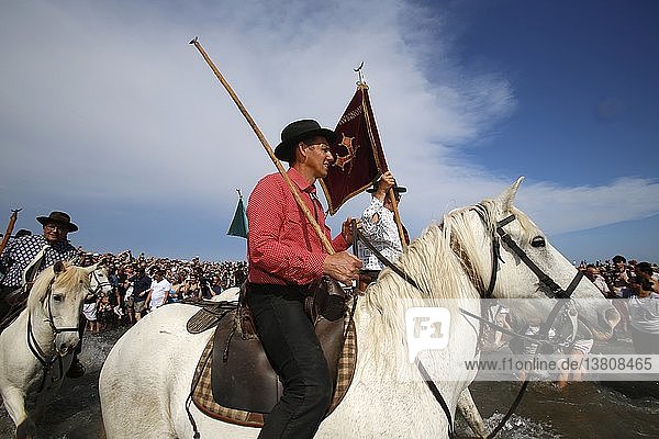Zigeunerwallfahrt in les Saintes-Marie-de-la-mer  Gardisten zu Pferd begleiten die Prozession zum Meer.