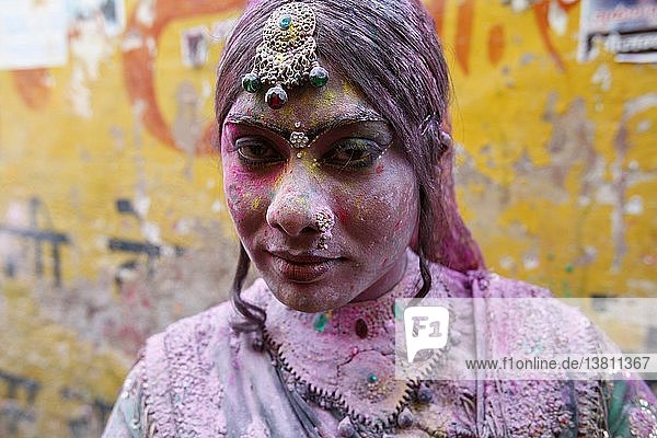 Transvestit feiert das Holi-Fest.