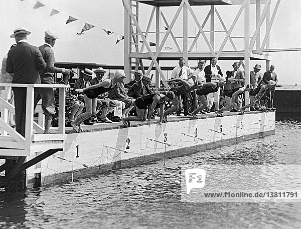 Massapequa  New York: 28. Juli 1927 Der Start der 100 Meter Freistil der Frauen bei den Nationalen A.A.U.-Schwimmmeisterschaften  die im Biltmore Shore Yacht Club auf Long Island stattfanden. Die Veranstaltung wurde von Martha Norelius gewonnen  den zweiten Platz belegte A