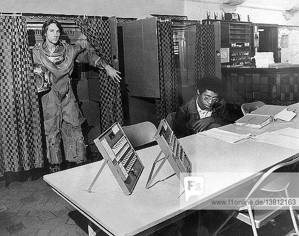 San Francisco  Kalifornien: 5. November 1974 Ein Mitarbeiter von Podesta Divers nimmt sich frei  um zu wählen.