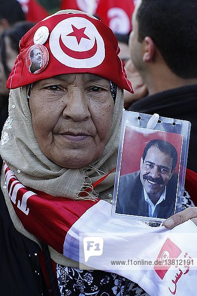 Eine Tunesierin hält ein Bild des ermordeten Gewerkschafters Chokri Belaid beim Eröffnungsmarsch des Weltsozialforums in Tunis.
