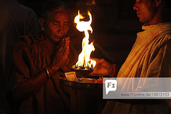 Aarti wird im Allgemeinen am Ende einer Puja- oder Bhajan-Sitzung durchgeführt. Sie wird bei fast allen hinduistischen Zeremonien und Anlässen durchgeführt. Dabei wird eine ´Aarti-Platte´ oder ´Aarti-Lampe´ um eine Person oder Gottheit herumgeführt und im Allgemeinen begleitet von'