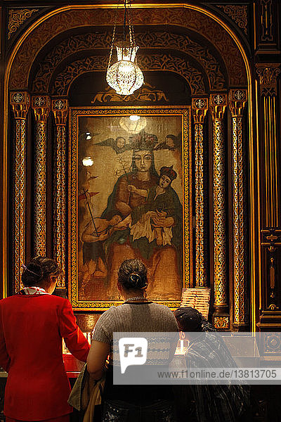 Gläubige in der koptisch-orthodoxen Kirche von El Moallaqah