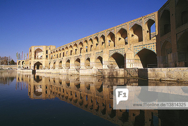 Khaju-Brücke Sie überspannt den Fluss Zayandeh und dient sowohl als Brücke als auch als Wehr Isfahan Province  Iran