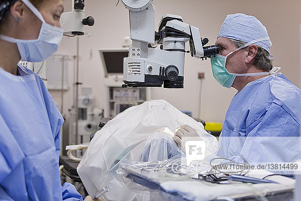Augenarzt  der eine Kataraktoperation durchführt