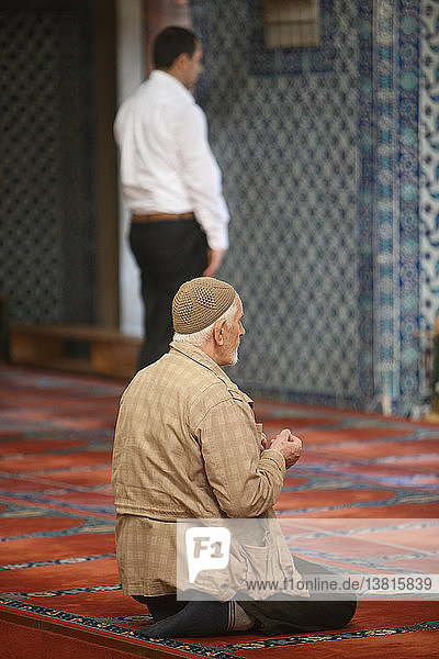 Männer beim Gebet in der Rastem-Pascha-Moschee