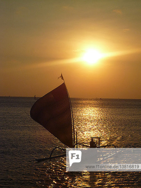 Fischerboot bei Sonnenuntergang