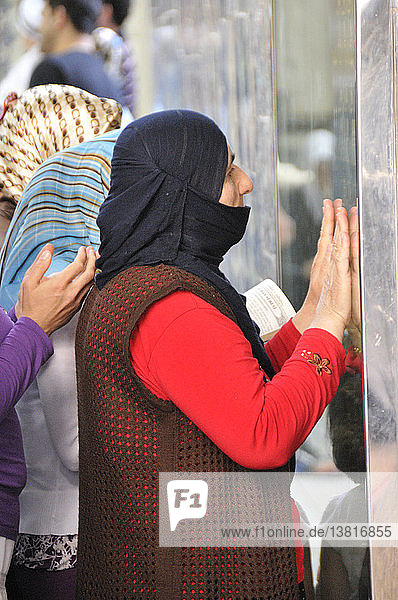 Frauen  die am Grab von Eyap Sultan beten  Abu Ayyub al-Ansari '