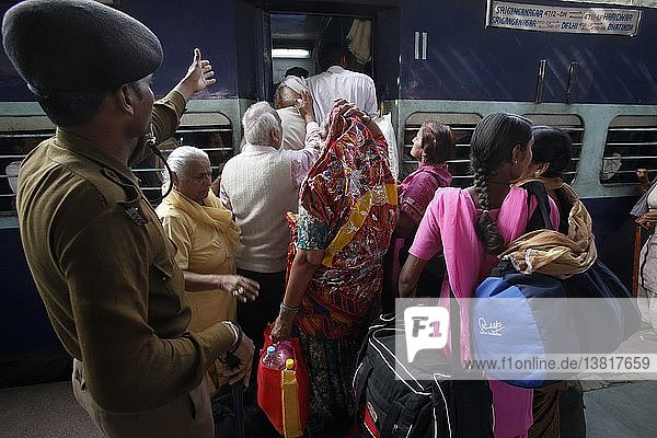 Fahrgäste beim Einsteigen in einen Zug während der Kumbh Mela in Hardwar  Haridwar  Indien.