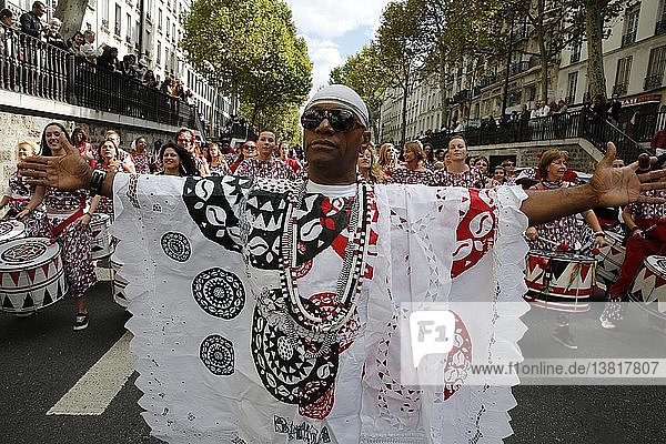 Brasilianische Prozession in Paris.