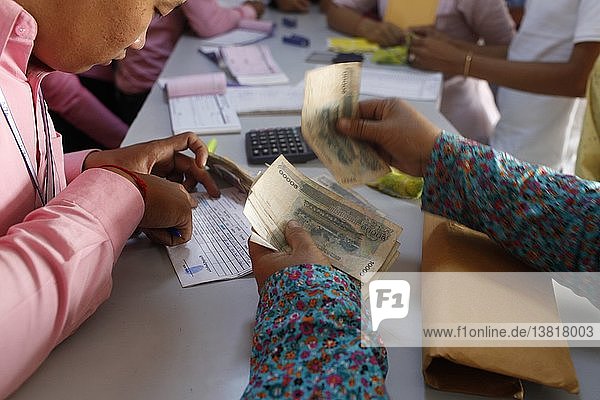 Rückzahlung von Mikrokrediten in der Zweigstelle Pochentong von Chamroeun Microfinance  Kambodscha