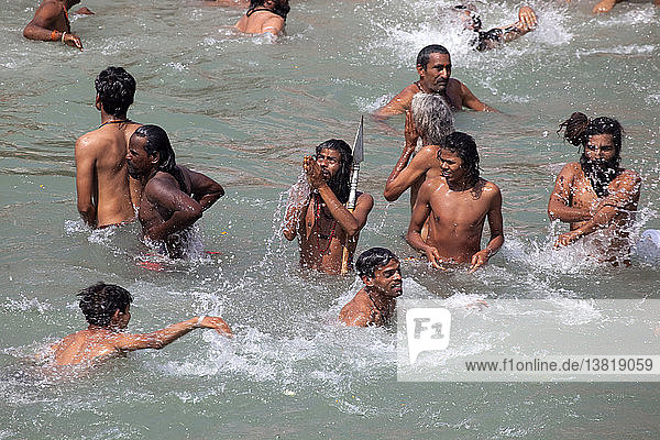Naga-Sadhus beim Baden im Fluss Ganges anlässlich des Somvati Amavasya  einem mondlosen Tag im traditionellen Hindu-Kalender. Während des Maha Kumbh Mela-Festes gilt das ´Shahi Snan´ (königliches Bad) als besonders verheißungsvoller Badetag. '