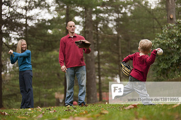 Junge spielt mit seinen Eltern Baseball und kommuniziert mit Hilfe der Gebärdensprache