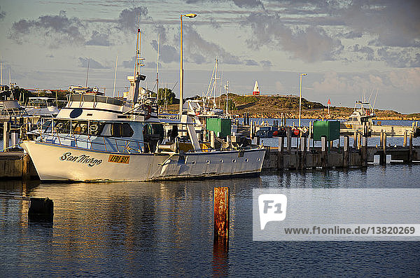 Port Denison  Heimat einer der größten Hummerfangflotten des Staates. Außerdem gibt es hier wunderschöne Strände  die Touristen zum Segeln  Surfen  Fischen  Windsurfen und Baden anlocken  Region Mid West  Western Australia