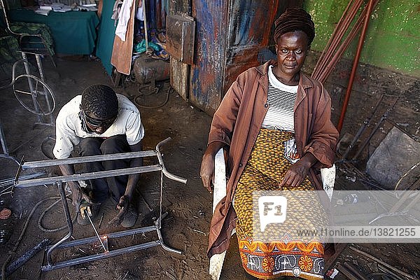 Pamela Akinyi  46  betreibt eine Metallwerkstatt in Juakali Kamukunji  finanziert durch ihr 10. Darlehen von 500.000 KS von Opportunity microcredit  Kenia