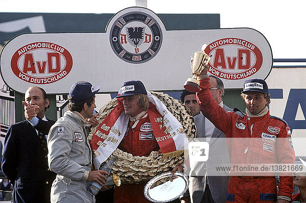 Sieger James Hunt unterhält sich mit dem Zweitplatzierten Jody Scheckter  und der deutsche Favorit Jochen Mass von McLaren belegte den dritten Platz. Niki Lauda hat bei diesem Rennen Verbrennungen erlitten und kämpft im Krankenhaus Adenau um sein Leben. GP Deutschland  Deutschland 1. August 1976.
