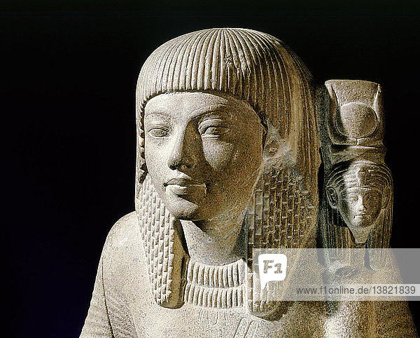 Statuette  die entweder als Priester der Hathor oder der Mut  der Gattin des Gottes Amun  identifiziert wurde  gefunden im Hof des Amun-Tempels in Karnak. Sie stammt aus der späten 18. Dynastie und wurde von Schoschenq II. repariert und neu geweiht  der in der 22. Dynastie kurzzeitig Mitregent seines Vaters Osorkon I. in Tanis war. Ägypten. Alt-Ägyptisch. Neues Reich  späte 18. Dynastie. Karnak  Tempel des Amun.