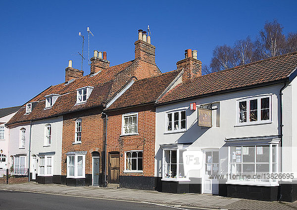 Häuser und Geschäfte in historischen Gebäuden der New Street  Woodbridge  Suffolk  England
