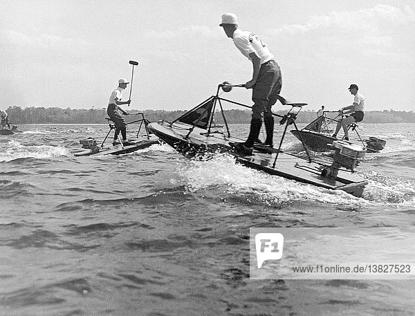 New Jersey: um 1936 Eine neue Wassersportart  Speedboat Polo  wird unter der Schirmherrschaft der South Jersey Speedboat Association gespielt. Aufregung und Nervenkitzel sorgen für Spannung.