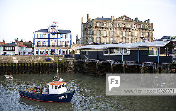 Fischerboot im Hafen  Harwich  Essex mit Pier Hotel und ehemaligem Great Eastern Hotel im Hintergrund