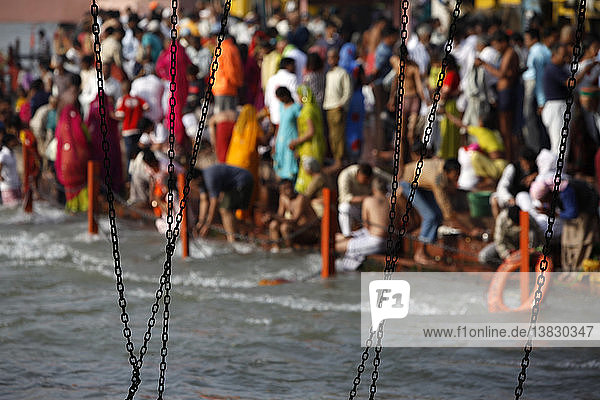 Tausende von Gläubigen versammeln sich in Haridwar  um am Tag des Herrn Rama  einem hinduistischen Feiertag  der während des Maha Kumbh Mela-Festes stattfindet  ein Bad im Ganges zu nehmen. Die Ketten verhindern  dass die Pilger ertrinken  da die Strömung sehr stark ist.