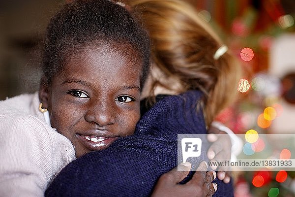 Von Chirurgen der Hoffnung operiertes afrikanisches Kind in seiner Gastfamilie  Frankreich