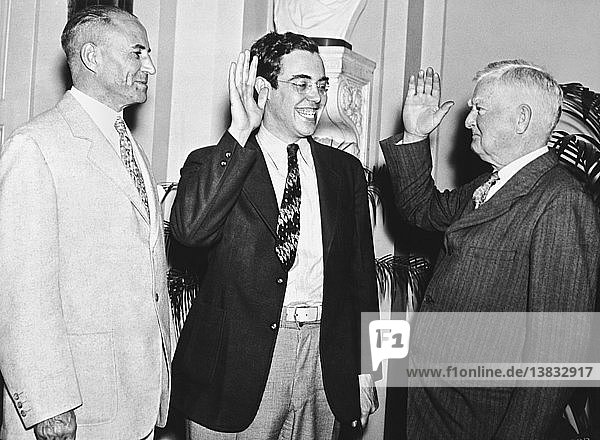 Washington  D.C.: 21. Juni 1935 Vizepräsident John Garner legt den Eid ab  mit dem Rush Holt seinen Sitz im Senat einnimmt. Obwohl Holt im November letzten Jahres in West Virginia gewählt wurde  musste er bis zum 19. Juni warten  als er das erforderliche Alter von 30 Jahren erreichte.