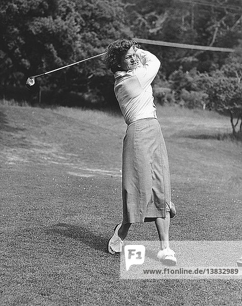 Pebble Beach  Kalifornien: ca. 1949 Babe Didrikson am Ende eines Golfschlägerschwungs.