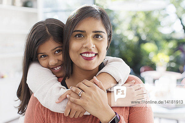 Porträt einer glücklichen  liebevollen Mutter und Tochter  die sich umarmen