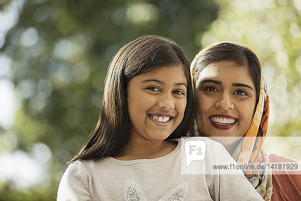 Porträt glückliche Mutter und Tochter
