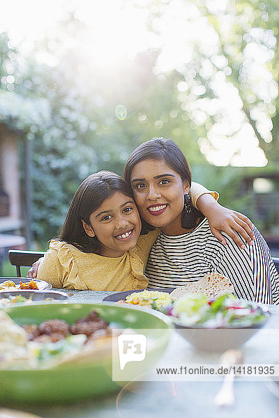 Porträt glückliche Mutter und Tochter am Esstisch