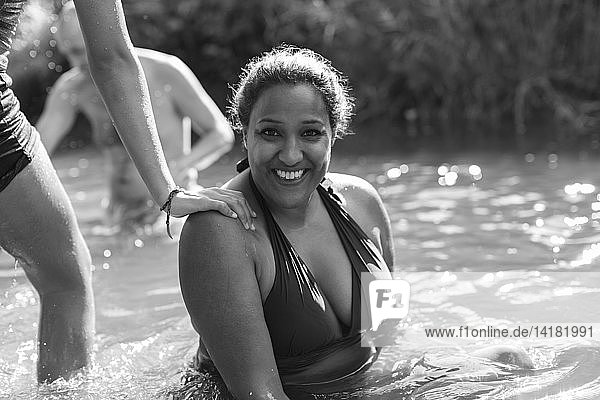 Porträt glückliche Frau beim Schwimmen im Fluss